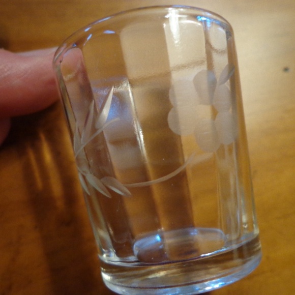 Set of 4 Glass Cordials Etched Clear - Picture 4 of 6